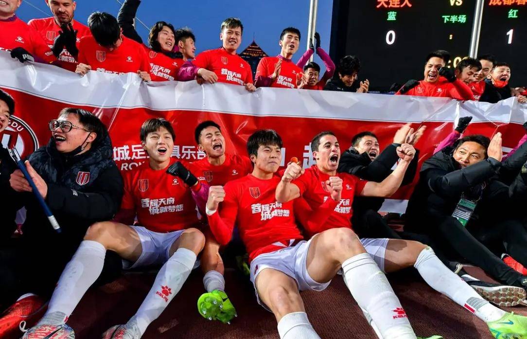 MILAN体育-中超联赛冠军归属悬念升级，引发球迷热议的简单介绍