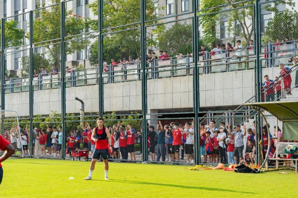 米兰体育-【球迷热情】现场气氛火爆，粉丝如何助威的简单介绍