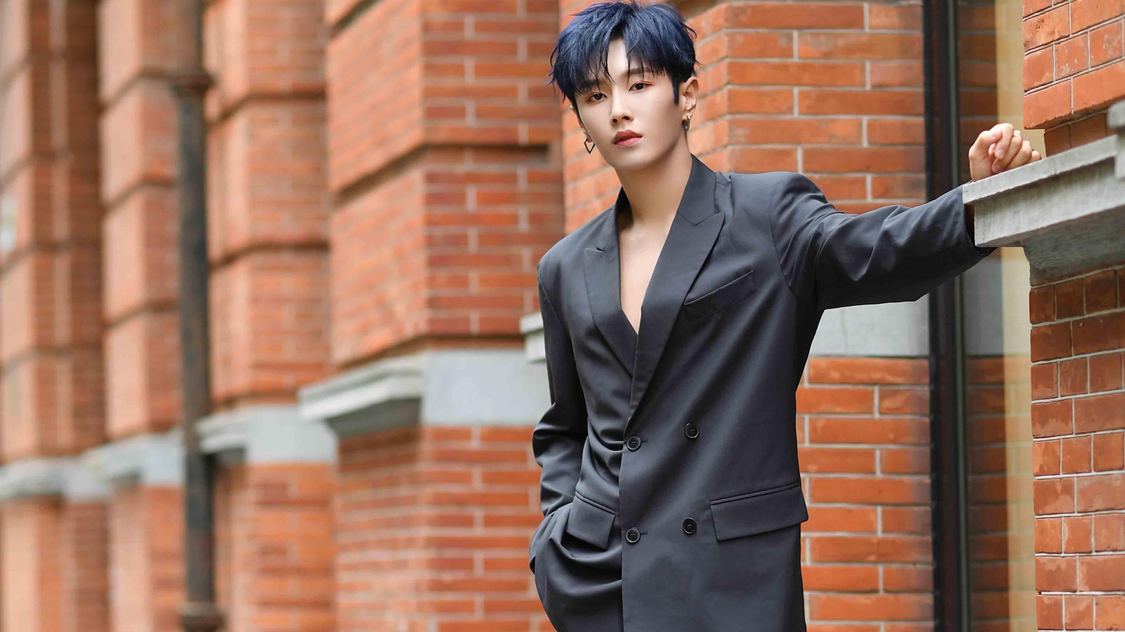 “千钧一发!终场前逆转大戏,观众掌声雷动”,千钧一发 台词