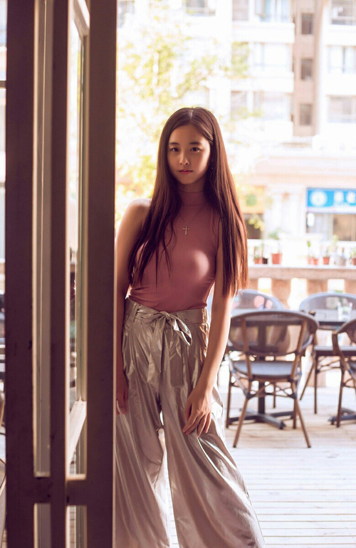 “泥泞火花：雨后赛道的疯狂对决”，雨后泥泞的路